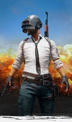 Iconisch PUBG battle royale-personage met een helm op, staande in een dramatische slagveld-sfeer met explosies op de achtergrond, symboliserend survival-strategiegameplay en multiplayer-trainingservaringen die beschikbaar zijn bij de Ratsioni offline cyberclub